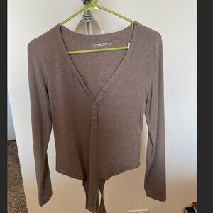 NWT ABERCROMBIE LONG SLEEVE HENLEY SNAP COTTON BODYSUIT--BROWN--SMALL--WOMEN'S